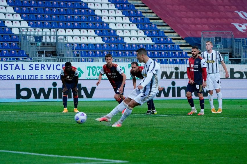 Cristiano Ronaldo disparando desde el punto de penalti