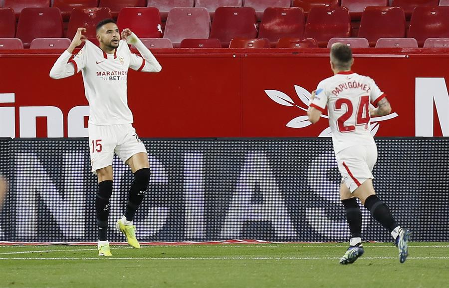 En-Nesyri y Papu Gómez celebran gol vs Betis