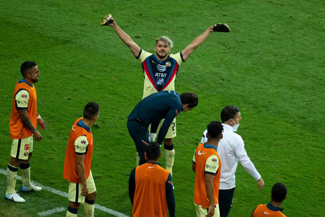 Henry Martín en celebración ante Chivas