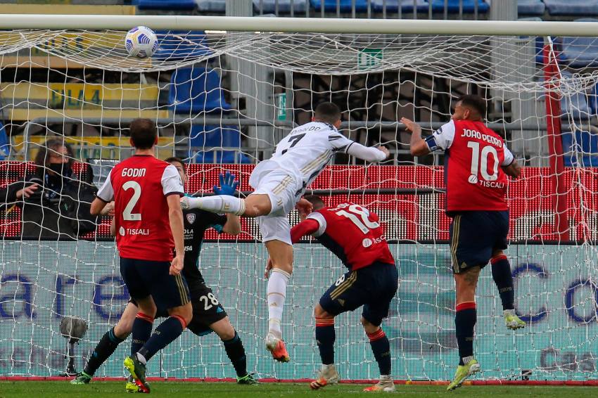 Cristiano Ronaldo anotando su primer gol ante el Cagliari