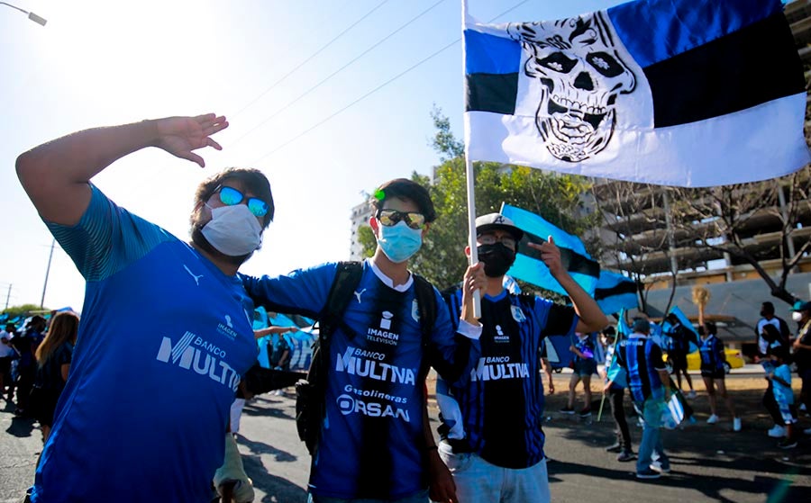 Seguidores de los Gallos Blancos a las afueras de La Corregidora