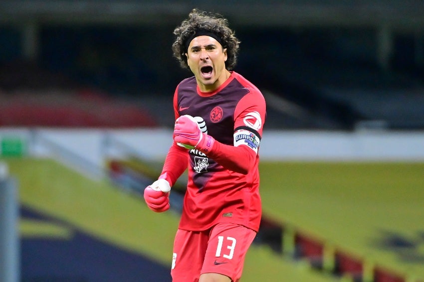 Guillermo Ochoa en un partido del América