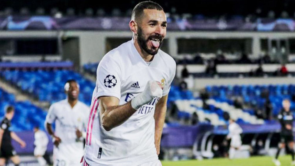 Karim Benzema festeja una anotación con el Real Madrid