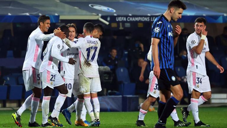 Jugadores del Real Madrid festejan gol ante Atalanta