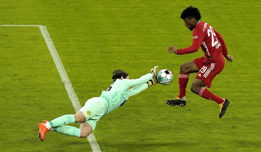 Kingsley Coman durante un partido con el Bayern