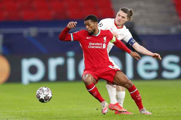 Georgino Wijnaldum en acción con Liverpool