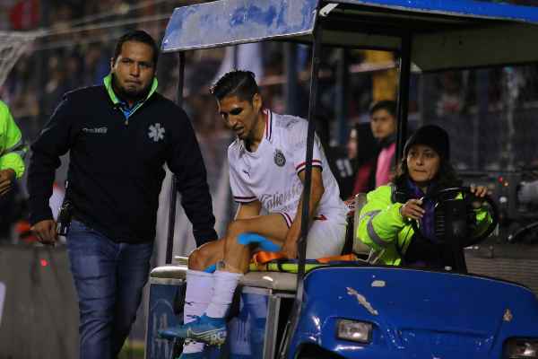 José Madueña sale lesionado de un partido de Chivas