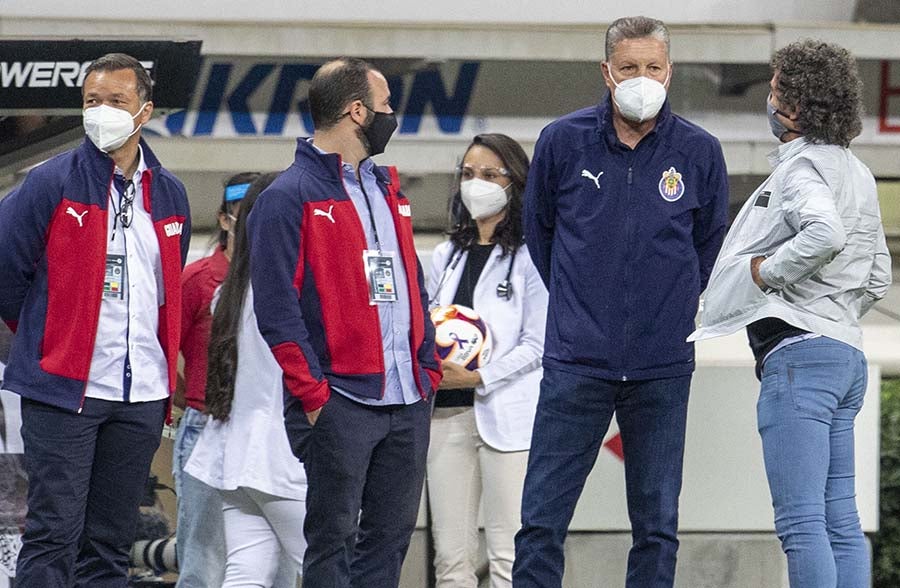 Ricardo Peláez y la directiva rojiblanca previo al Clásico Nacional