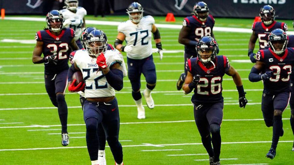 Derrick Henry se escapa de la marca de sus rivales