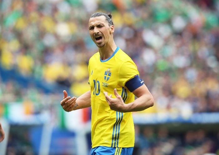 Zlatan Ibrahimovic durante un duelo con Suecia en Francia 2016