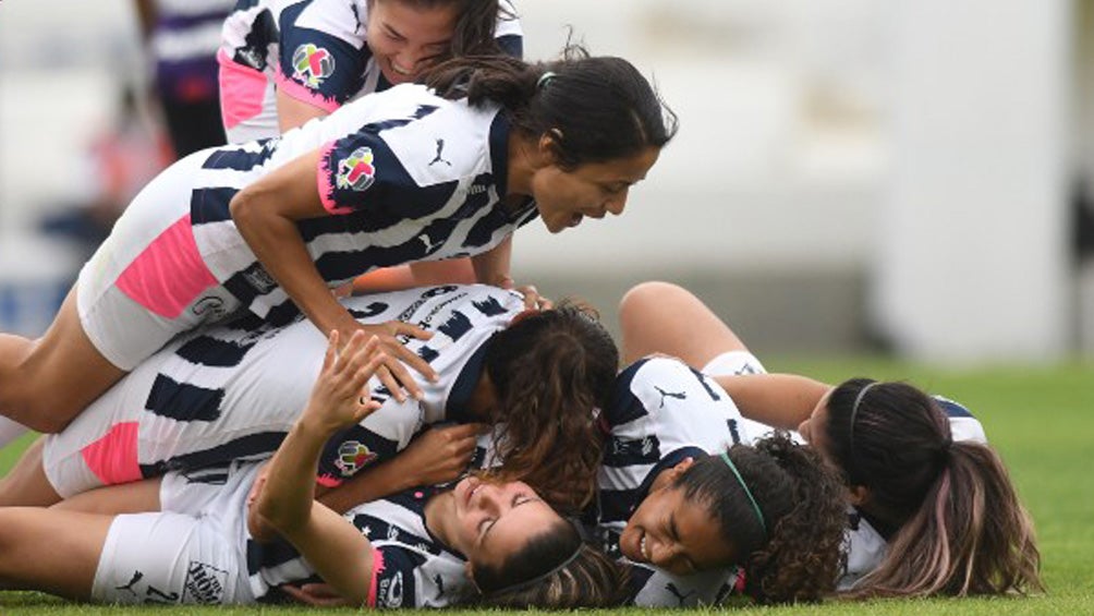 Jugadoras de Monterrey celebrando un gol a favor 