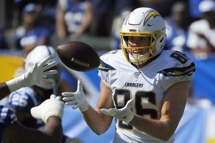 Henry recibe el ovoide en un juego de los Chargers