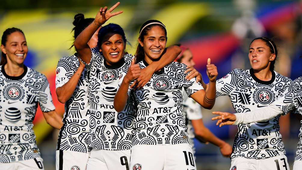 Jugadoras de América Femenil en festejo