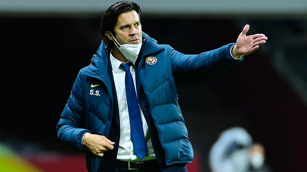 Solari da indicaciones en un partido del América