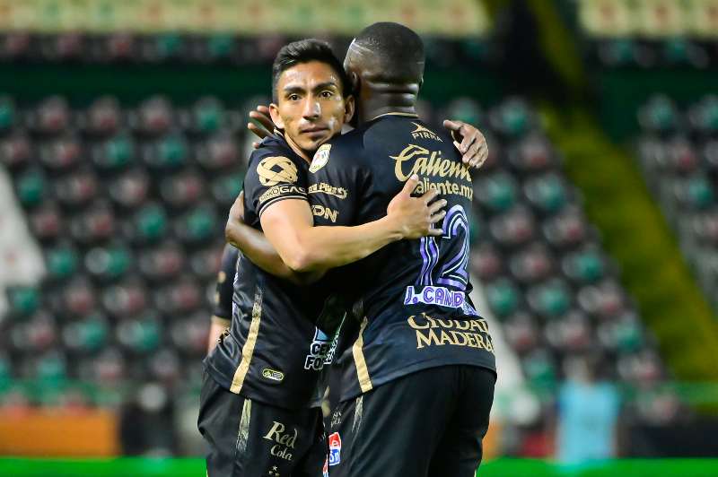 León en festejo de gol