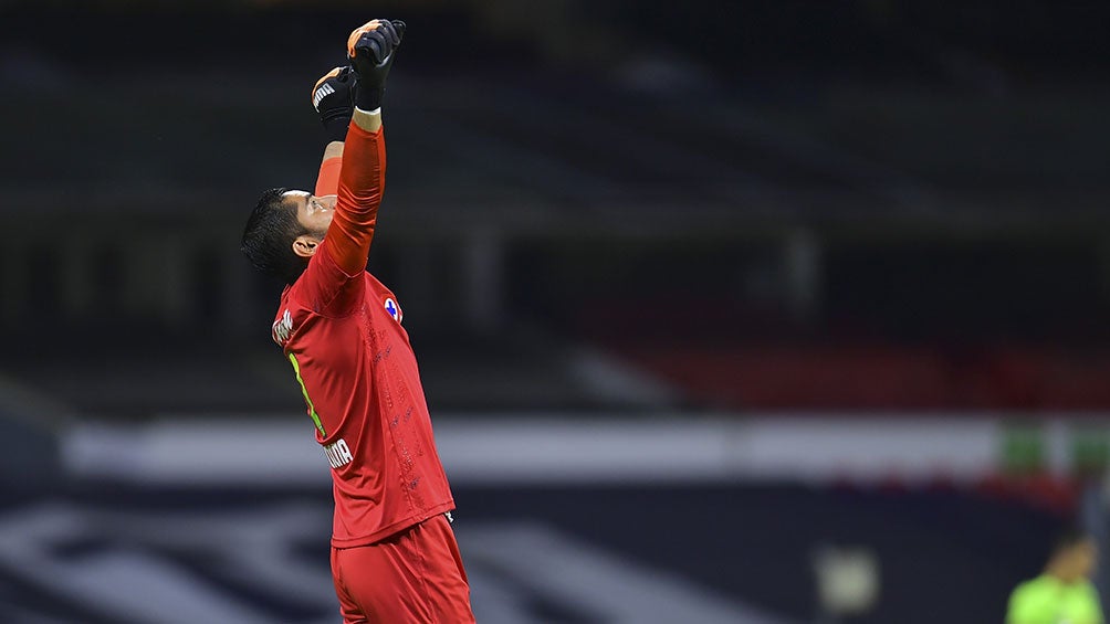 Jesús Corona en un partido con Cruz Azul