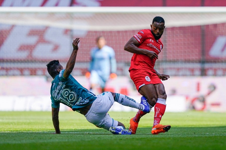 William Da Silva durante un partido con Toluca