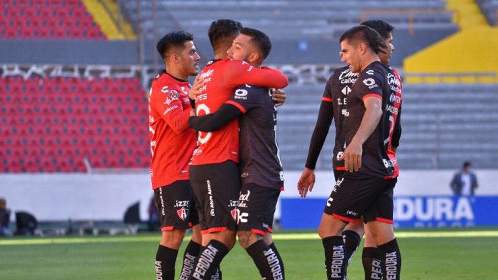 Jugadores de Atlas celebran gol vs Juárez 