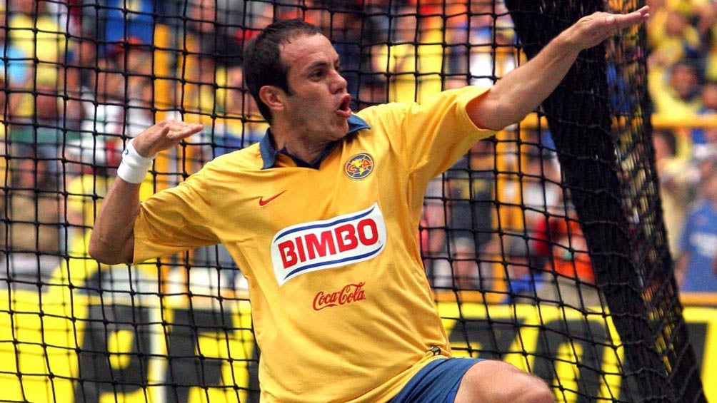 Cuauhtémoc Blanco festeja un gol con el América 