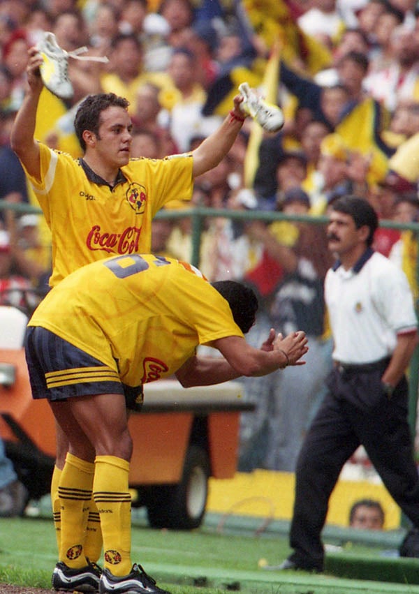 Cuauhtémoc Blanco festeja un gol con el América 