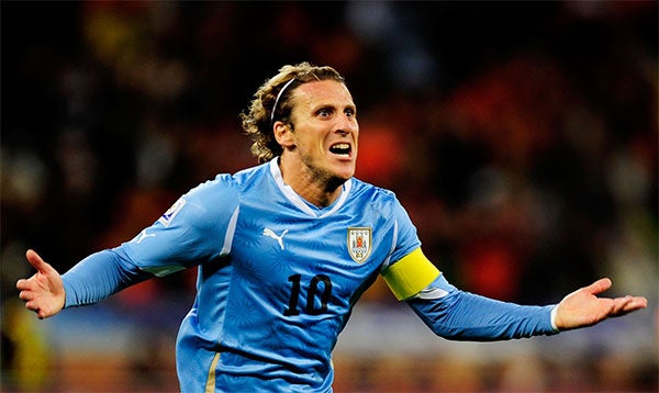 Diego Forlán en un partido con Uruguay