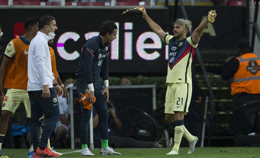 Henry Martín celebra gol ante Chivas