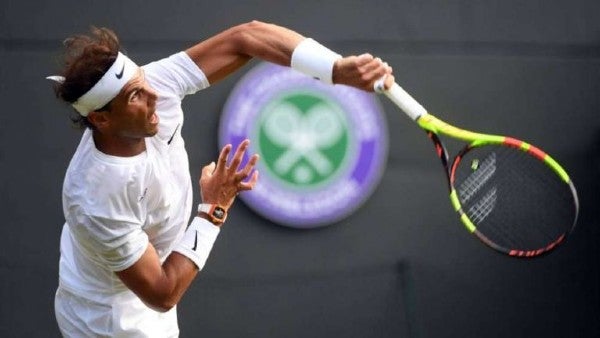 Nadal hace un saque en Wimbledon