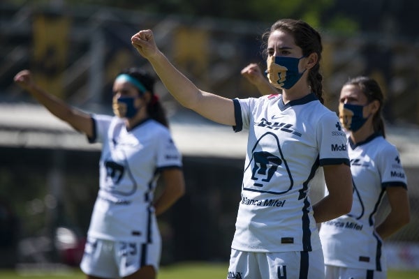 Deneva Cagigas durante el himno universitario previo al juego de Pumas vs Tijuana