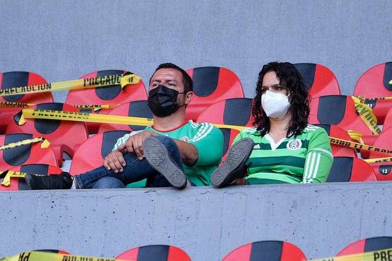 Aficionados en el partido del Tri vs República Dominicana 