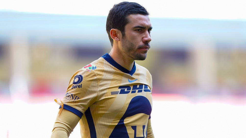 Juan Pablo Vigón durante un duelo con Pumas 