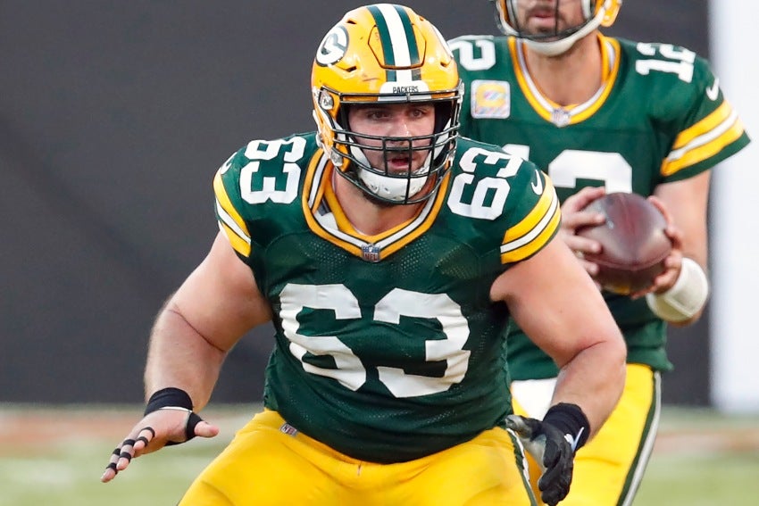 Corey Linsley en un partido con los Packers de Green Bay