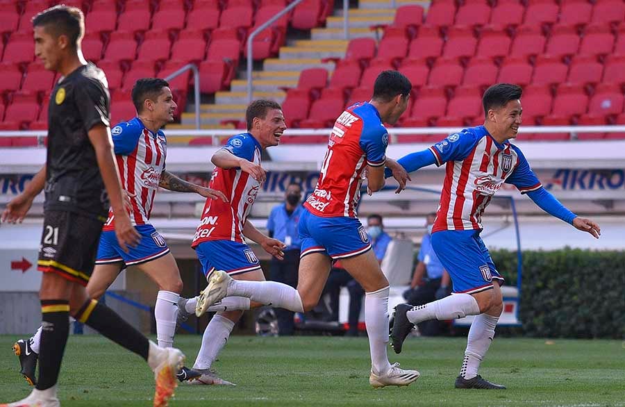 Jugadores del Tapatío celebran gol ante Leones Negros en Liga de Expansión