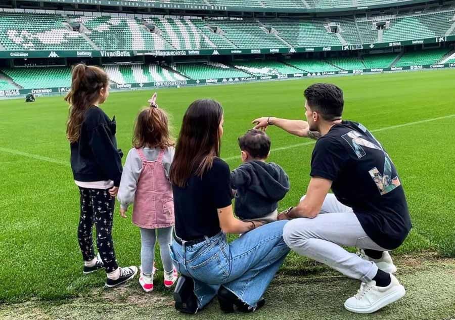 Marc Barttra con su esposa e hijos en el Benito Villamarín