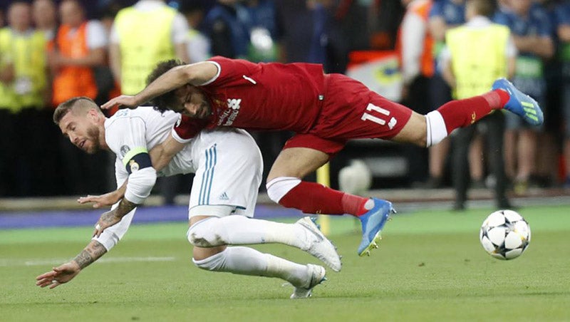 Momento que Sergio Ramos lesionó a Mohamed Salah 