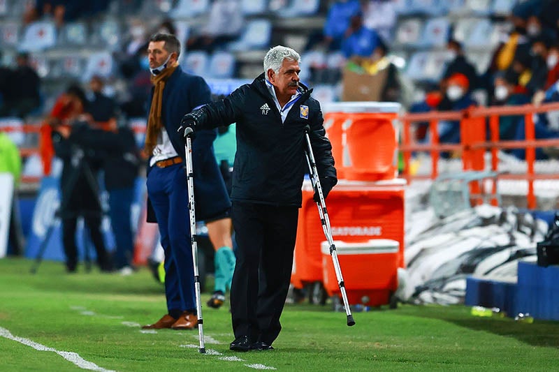 Ricardo Ferretti durante el duelo de Tigres ante Pachuca 