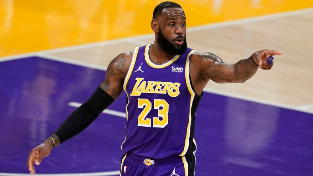 LeBron James en un partido con los Lakers