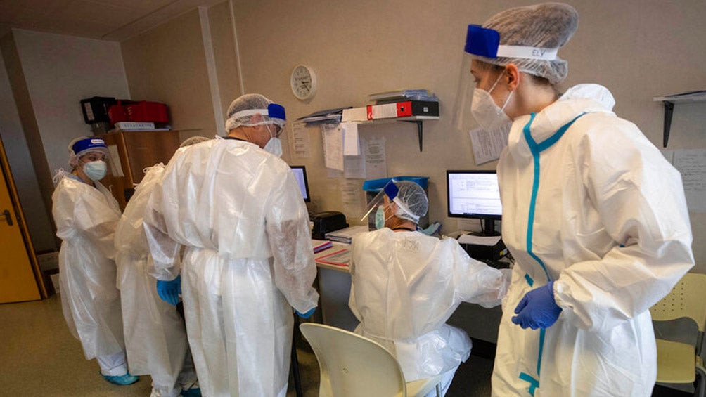 Doctores y enfermeras en un hospital de Italia