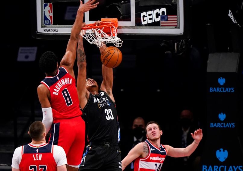 Claxton hace una clavada contra los Wizards