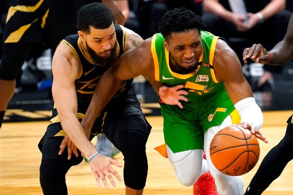 Fred VanVleet de Raptors en juego contra Donovan Mitchel de Jazz