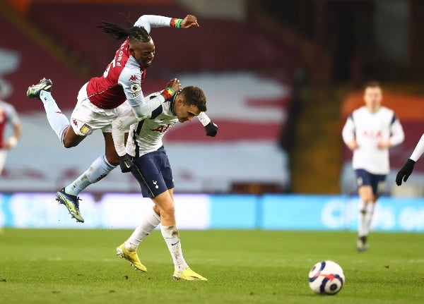 Bertrand Traore del Aston Villa en acción contra Sergio Reguilon del Tottenham