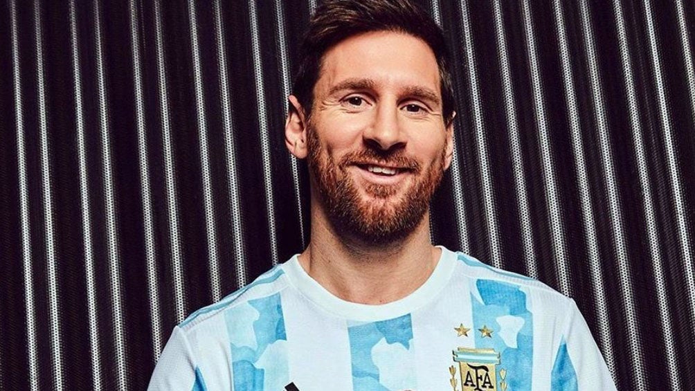 Messi 'presume' el nuevo jersey de la Albiceleste