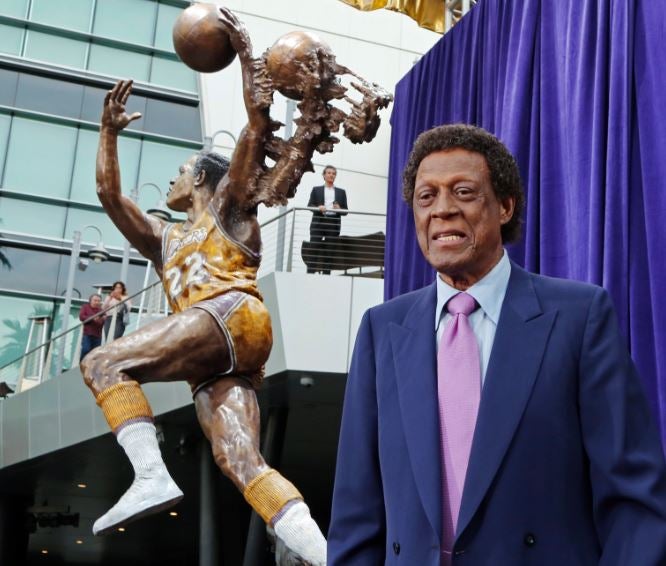 Elgin Baylor, recibe un premio por su trayectoria