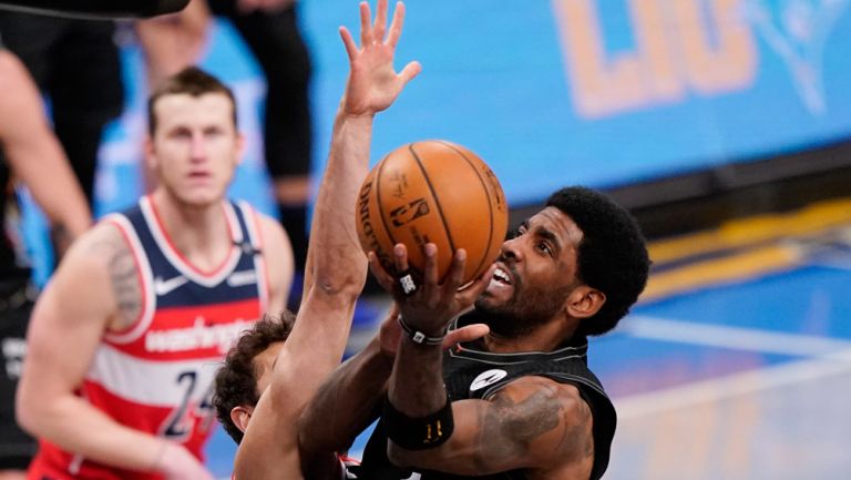 Kyrie Irving, se prepara para anotar