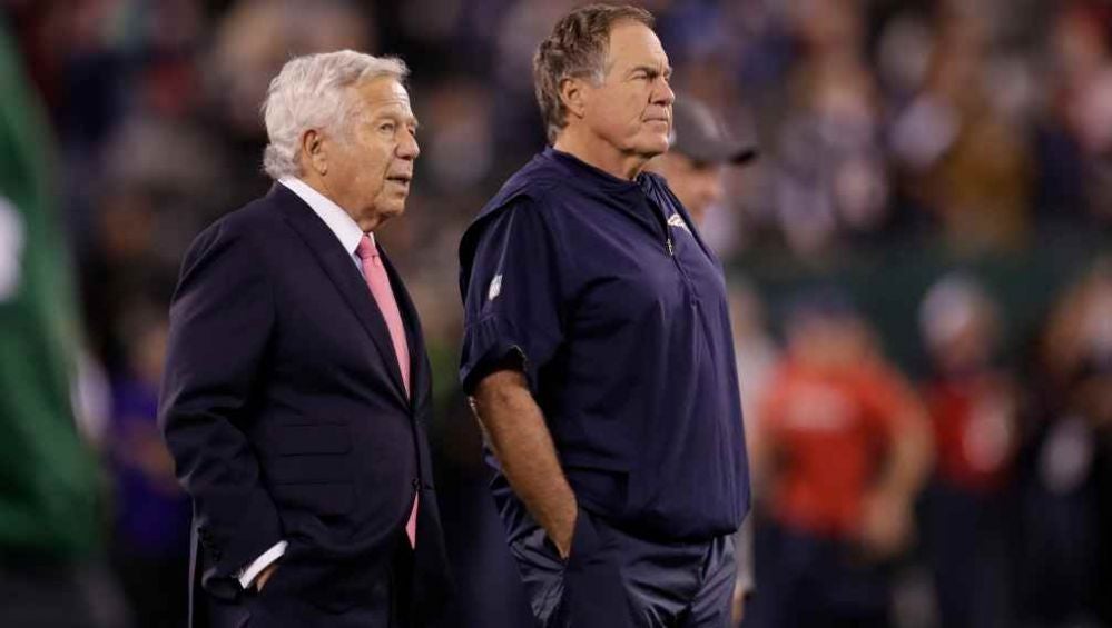 Robert Kraft y Bill Belichick durante un partido