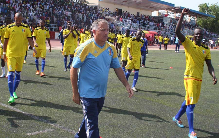 La selección de Chad encabezada por su técnico Emmanuel Trégoat