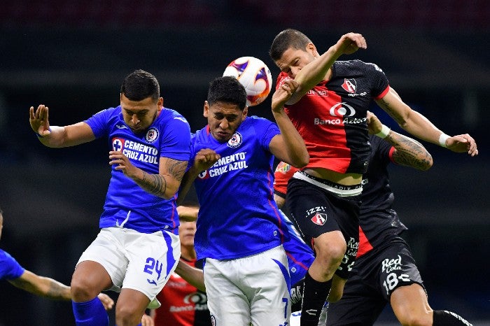 Romo pelea el balón en el juego contra Atlas