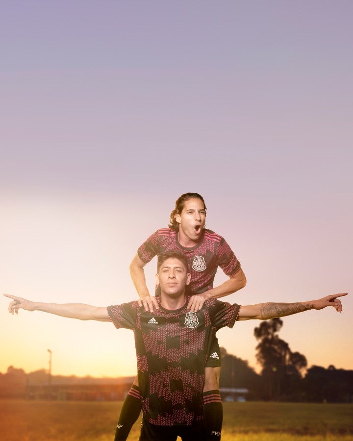 Lainez y Álvarez portando el nuevo jersey del Tri