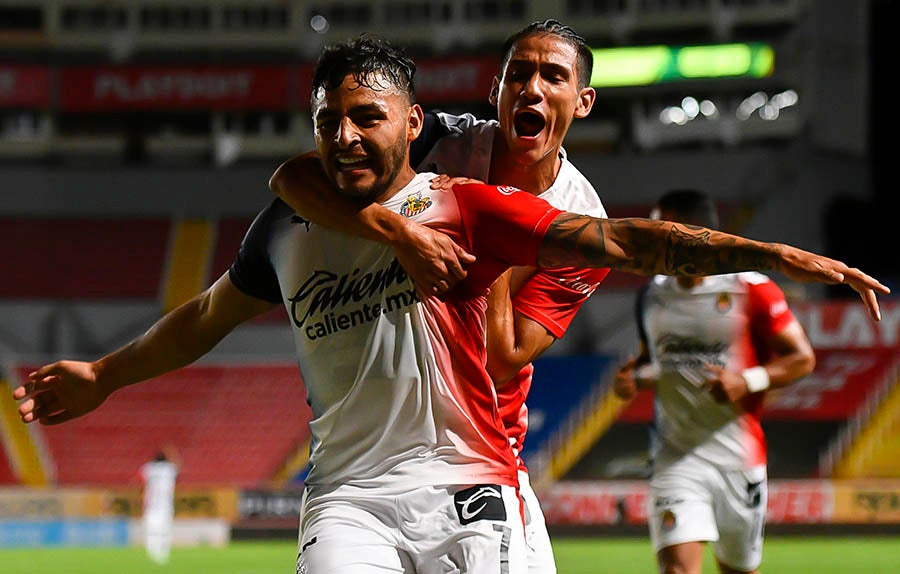 Vega y Antuna celebran gol