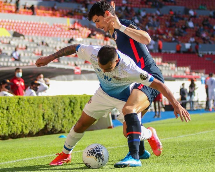 Sebastián Soto, lucha por el balón ante un 'tico'