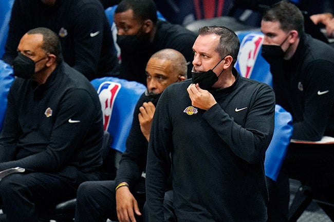 Vogel observa el partido contra Pelicans